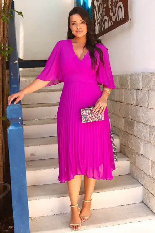 Look com vestido fúcsia e sandálias de salto douradas