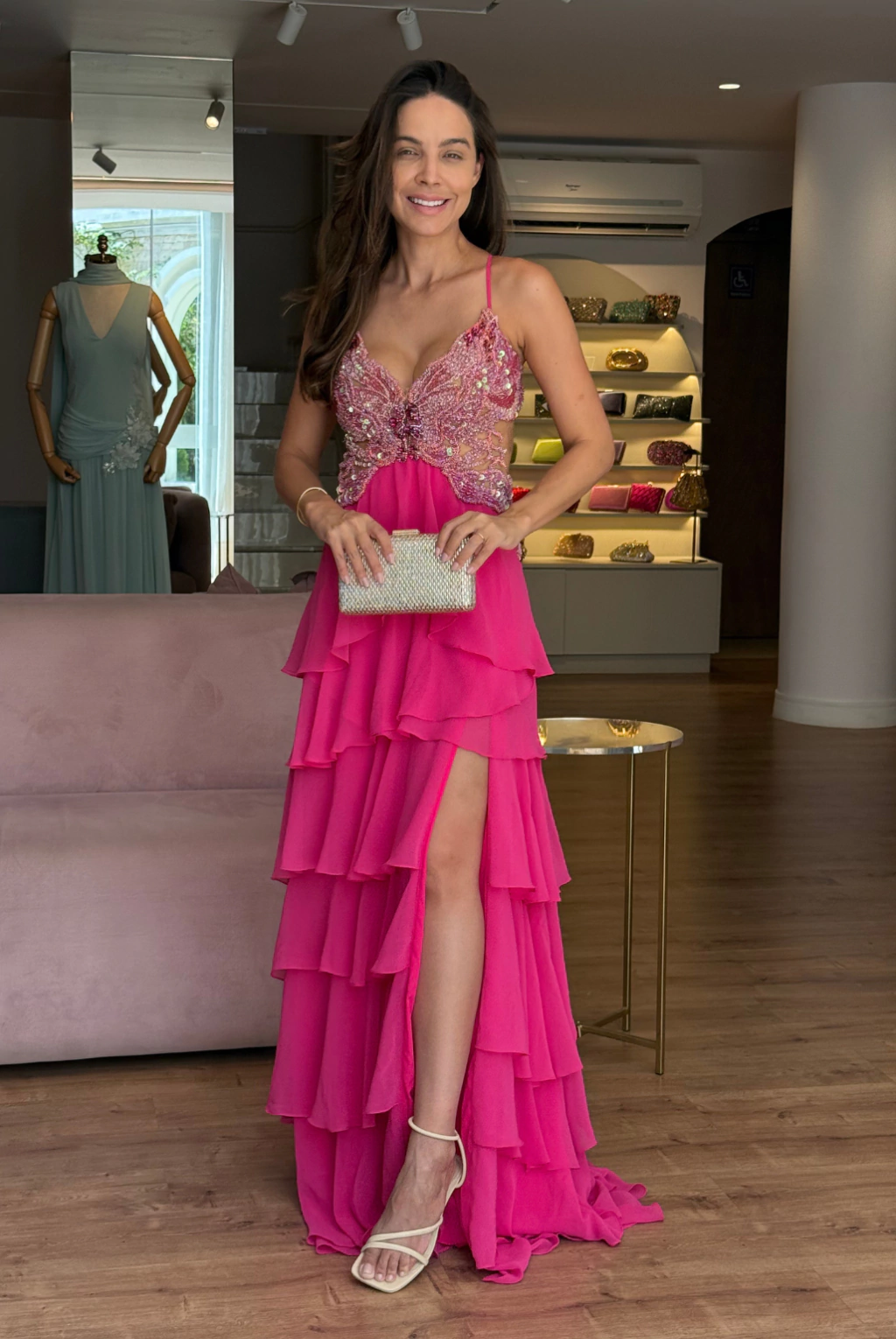 Vestido rosa pink com sapatos brancos