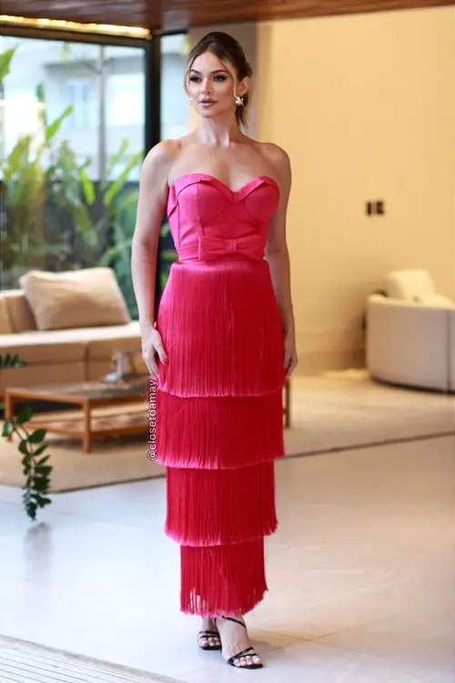 Look com vestido rosa pink e sandálias de salto pretas