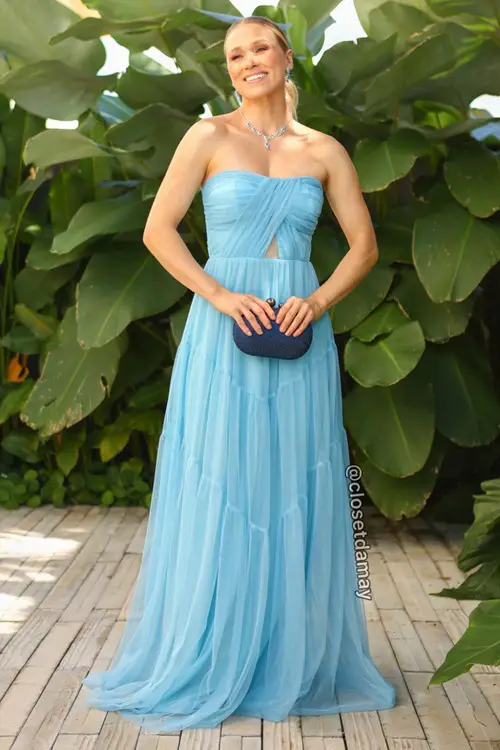 Look com vestido azul serenity e clutch azul marinho