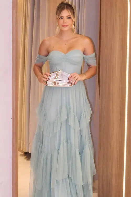 Look com vestido azul serenity e clutch prata