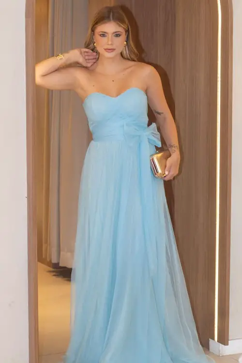 Look com vestido azul serenity e acessórios dourados