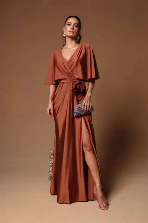 Vestido terracota com clutch colorida