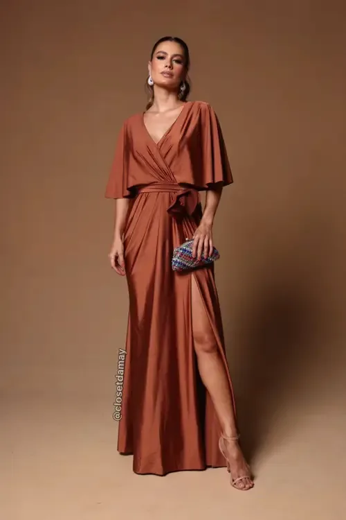 Vestido terracota com clutch colorida