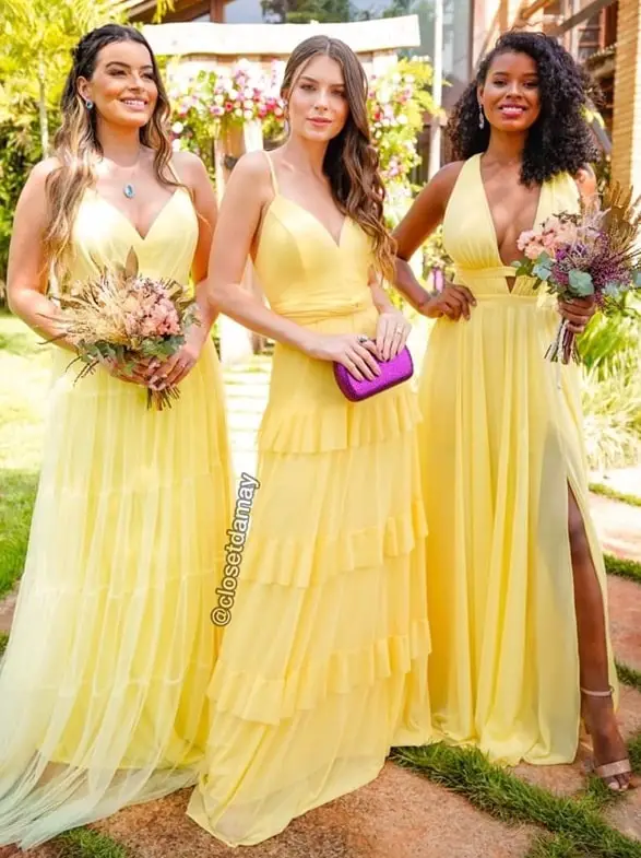 Madrinhas de casamento com vestido amarelo e sapato nude
