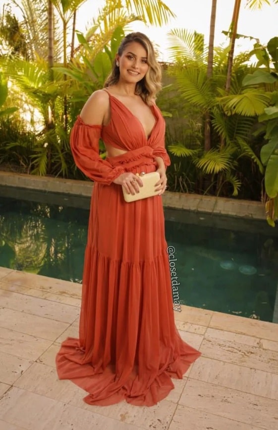 Vestido terracota com acessórios nude