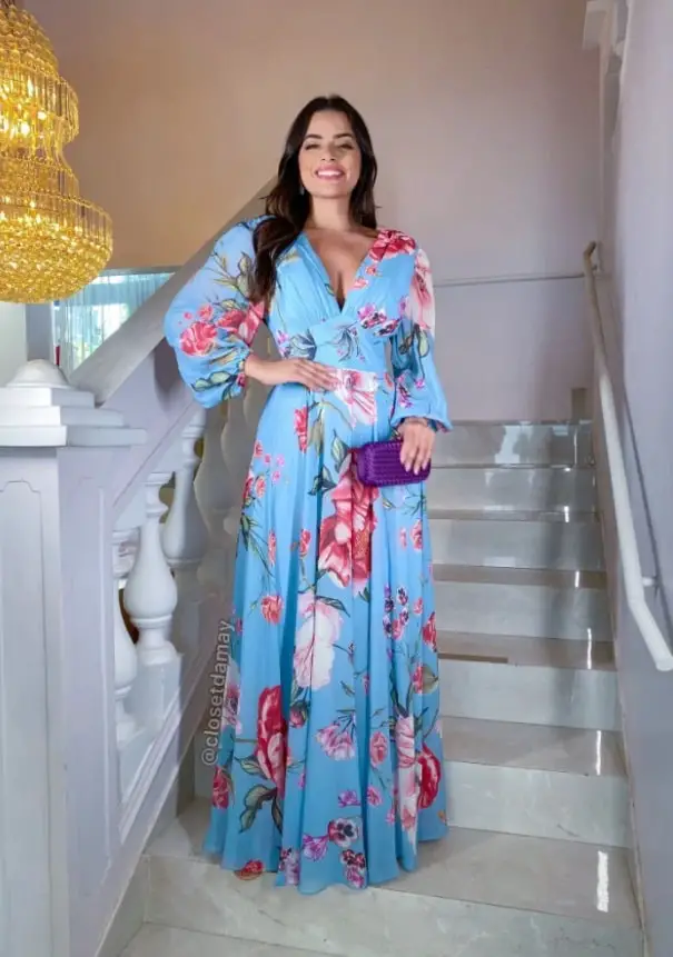 Vestido floral azul com bolsa clutch roxa