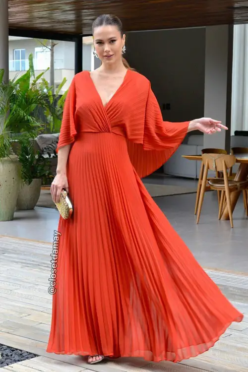 Look com vestido terracota e acessórios prateados e dourados