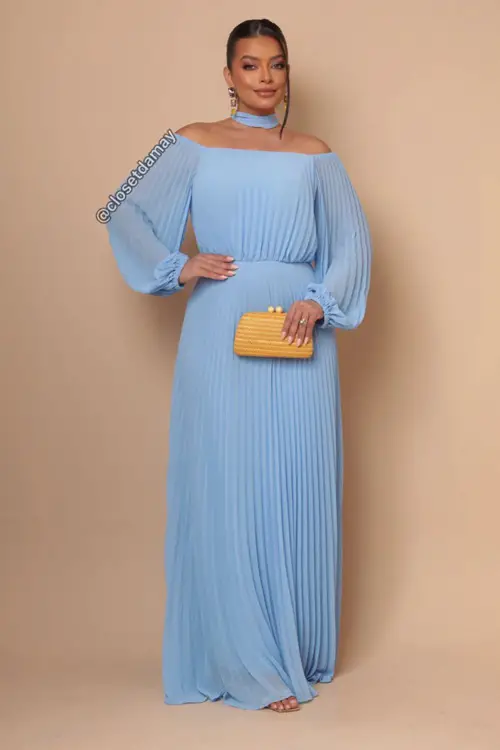 Look com vestido azul serenity e clutch amarela