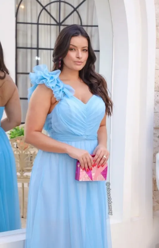 Vestido de festa azul serenity com bolsa clutch madrepérola colorida