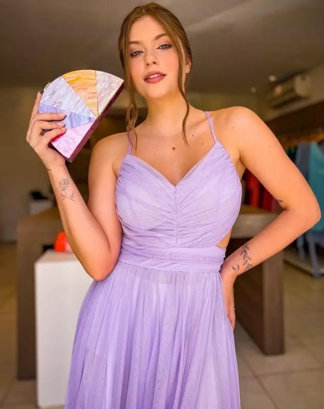 Vestido de festa lilás com bolsa clutch colorida madrepérola