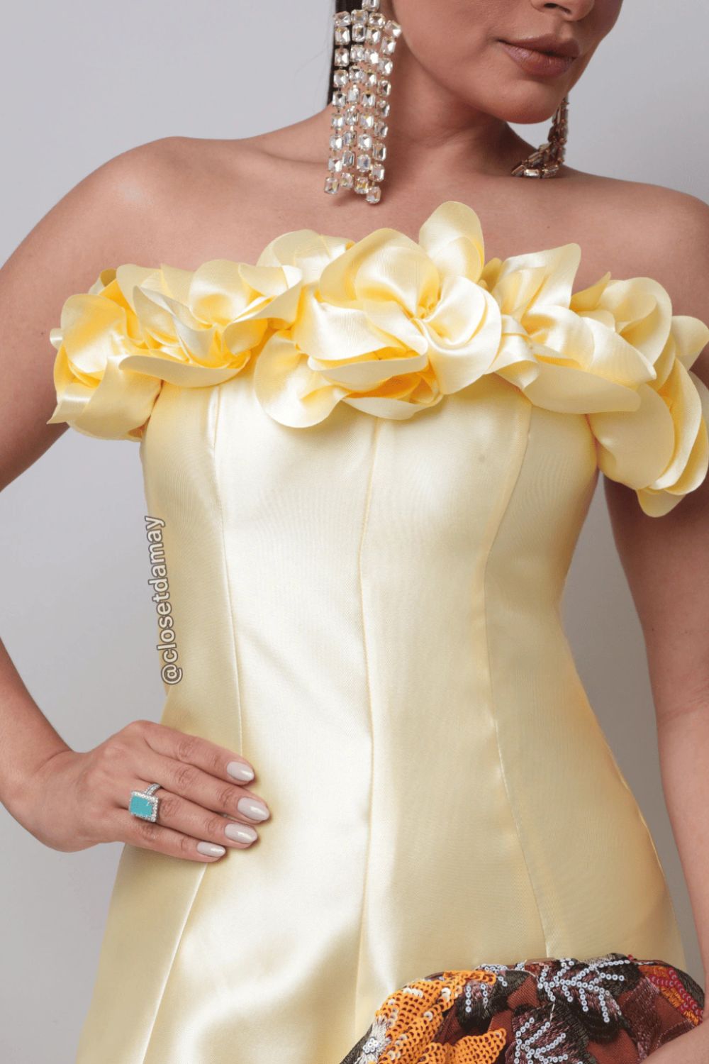 Look com vestido amarelo e unhas cinza