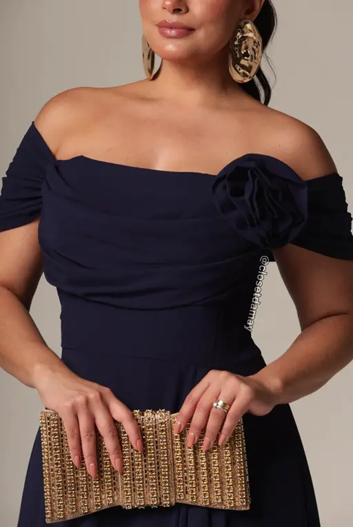 Vestido azul marinho com esmalte marrom