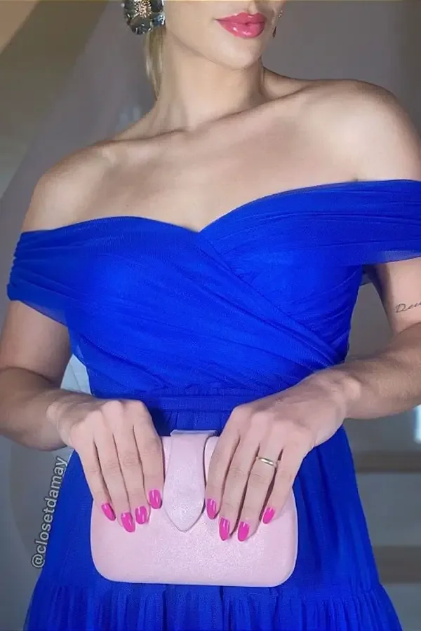 Vestido azul royal com esmalte rosa pink