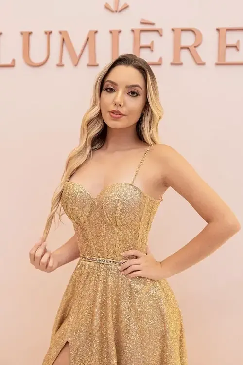 Vestido dourado com esmalte nude