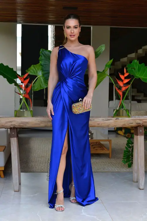 Vestido azul royal com clutch colorida