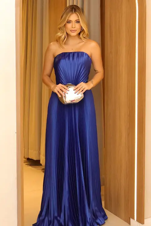 Vestido azul royal com clutch dourada
