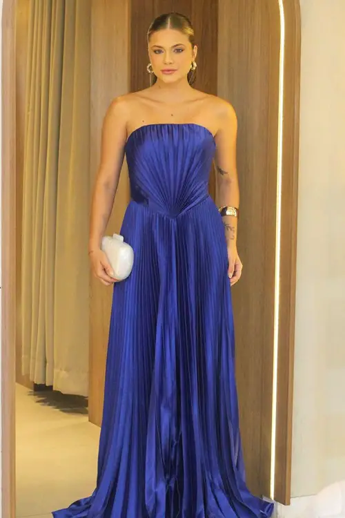 Vestido azul royal com joias douradas