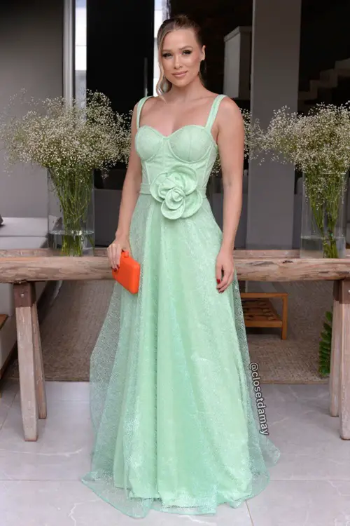 Vestido verde menta com clutch laranja