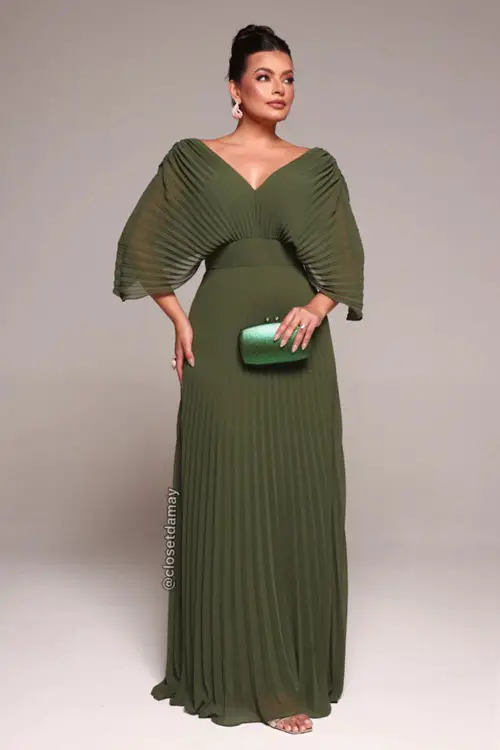 Look com vestido verde oliva e clutch verde