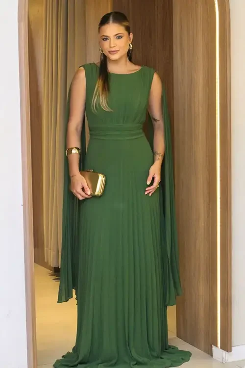 Vestido verde oliva com acessórios dourados