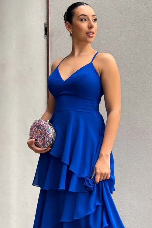 Look com vestido azul royal e clutch colorida
