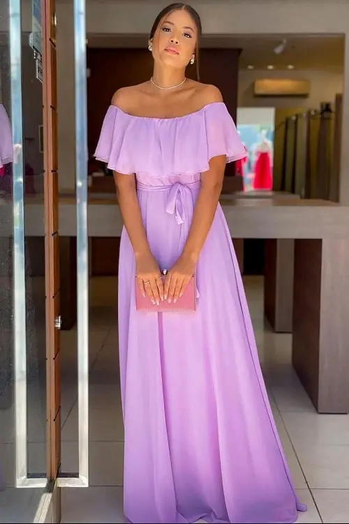 Vestido longo lavanda com bolsa clutch lilás