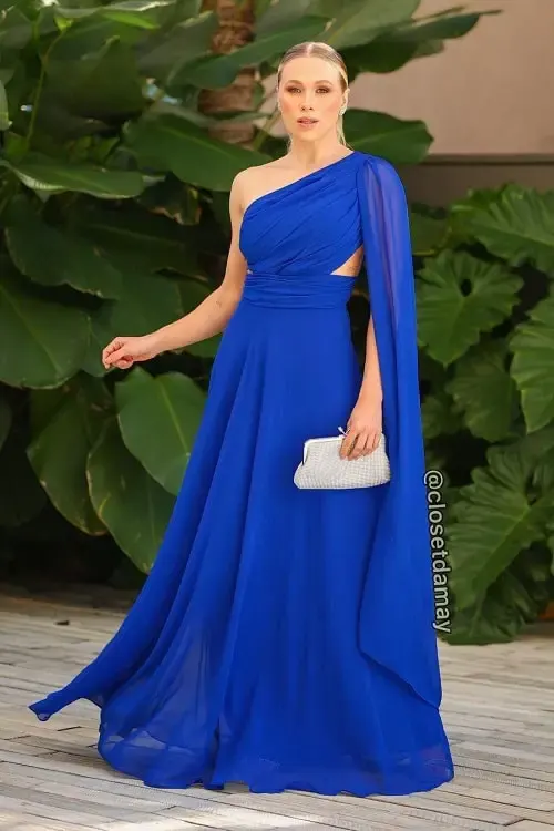 Vestido azul royal com bolsa clutch prata