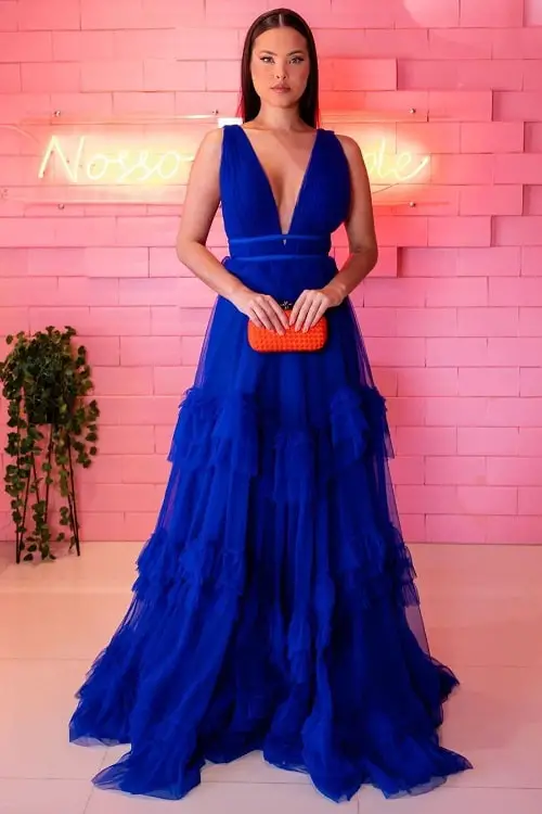 Vestido azul royal com bolsa clutch laranja