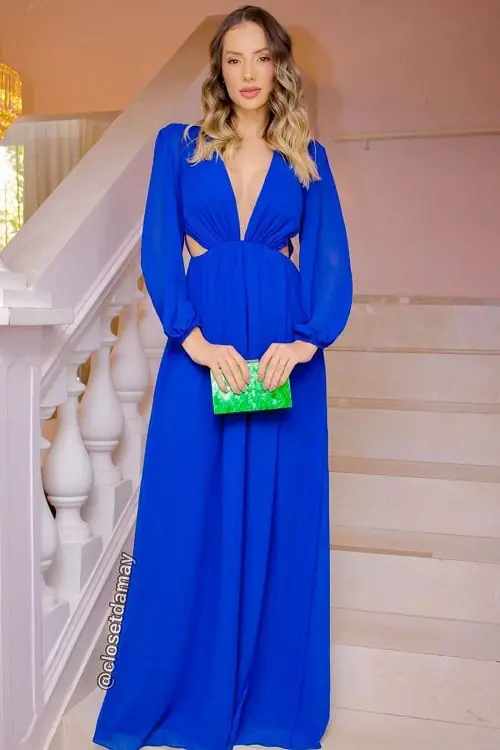 Vestido azul royal com bolsa clutch verde