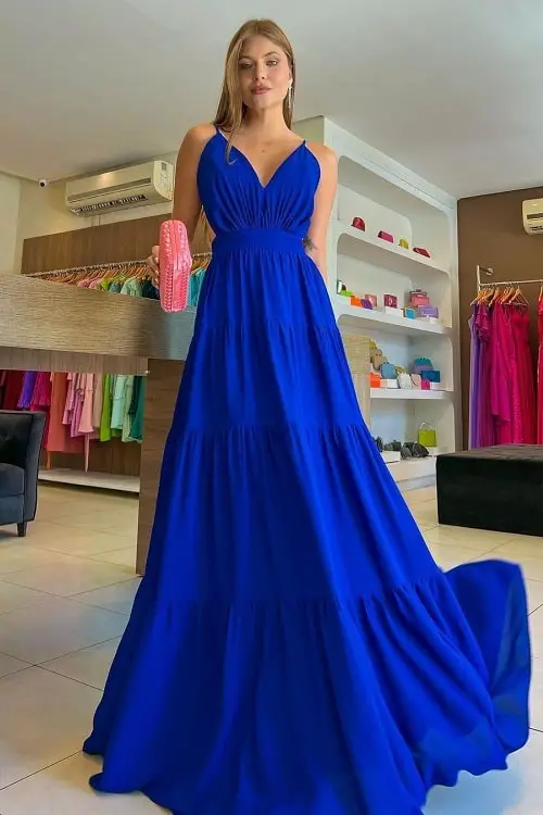 Vestido azul royal com bolsa clutch coral
