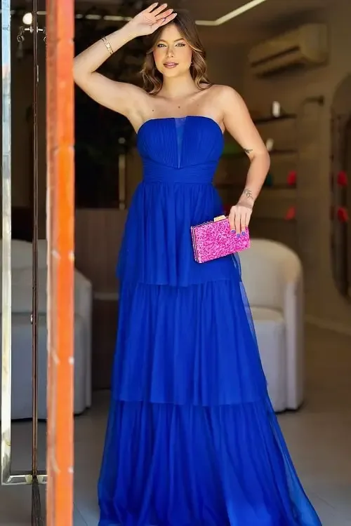 Vestido azul royal com clutch fúcsia