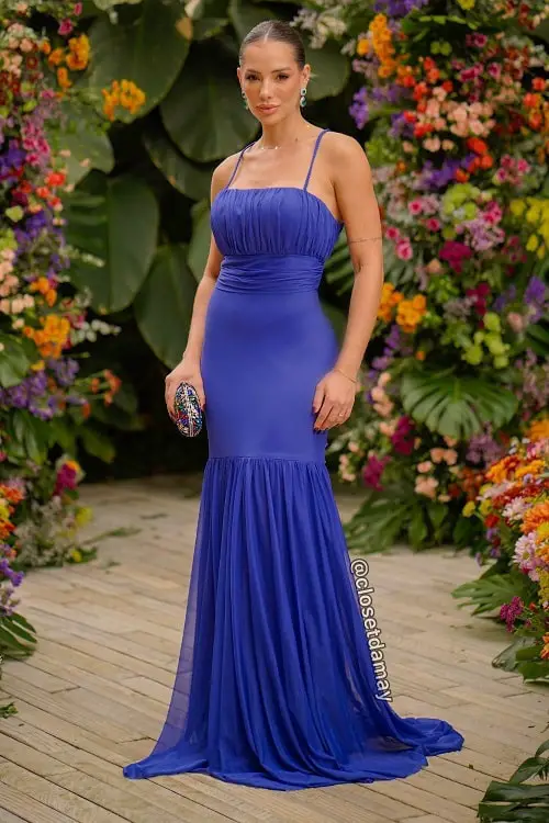 Vestido longo azul royal com clutch colorida com pedrarias