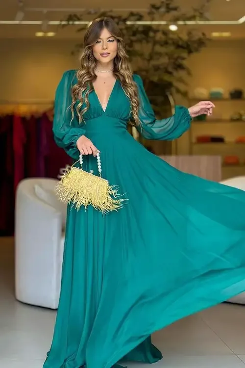 Vestido verde esmeralda com bolsa clutch de plumas amarela