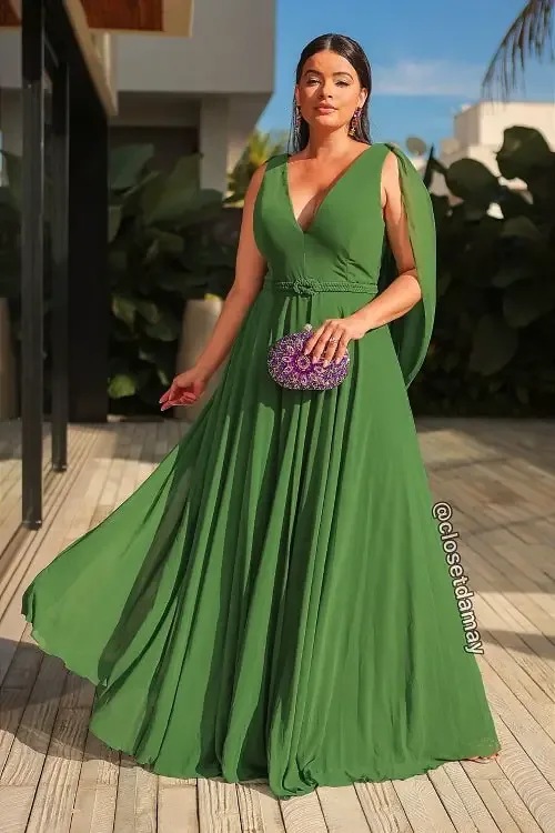 Vestido longo verde oliva com clutch com pedrarias roxa