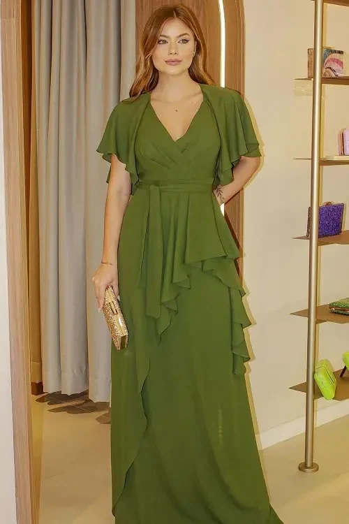 Vestido longo verde oliva com clutch dourada
