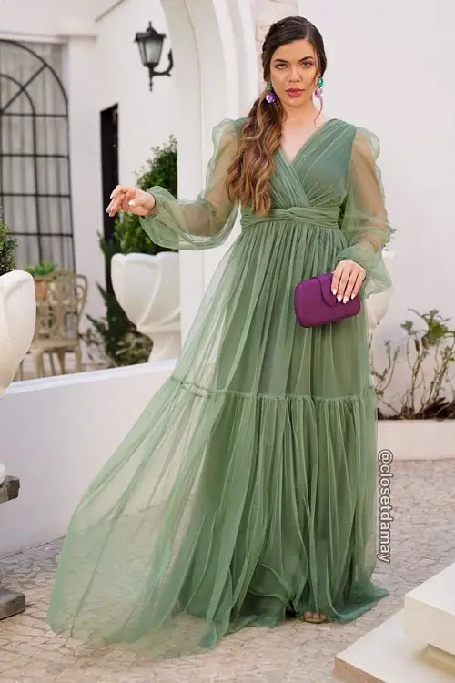 Vestido longo verde oliva com acessórios roxos