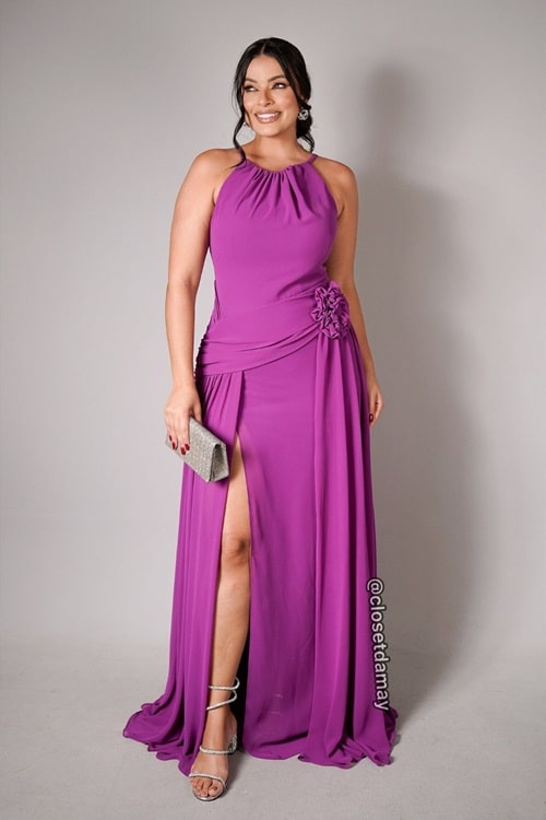 Look com vestido roxo e acessórios prateados