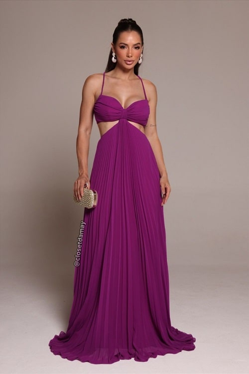 Look com vestido roxo e clutch dourada