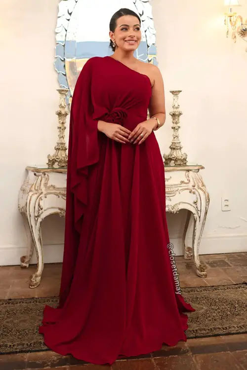 Vestido marsala com joias douradas