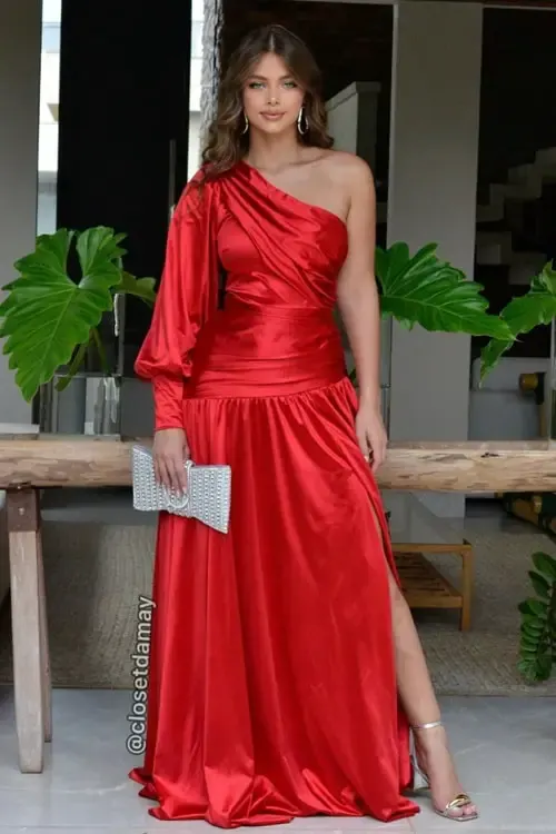 Look com vestido vermelho e acessórios prata