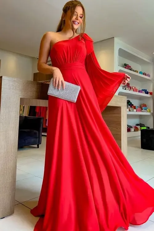 Vestido longo vermelho com acessórios prata