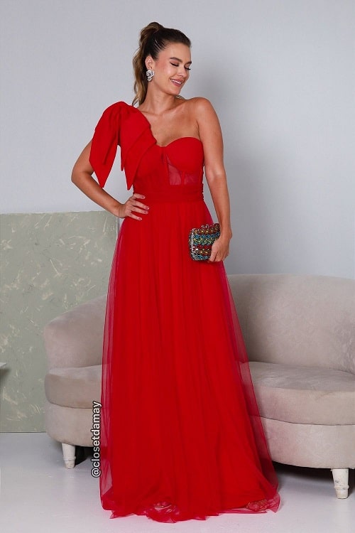 Vestido longo vermelho com bolsa clutch colorida
