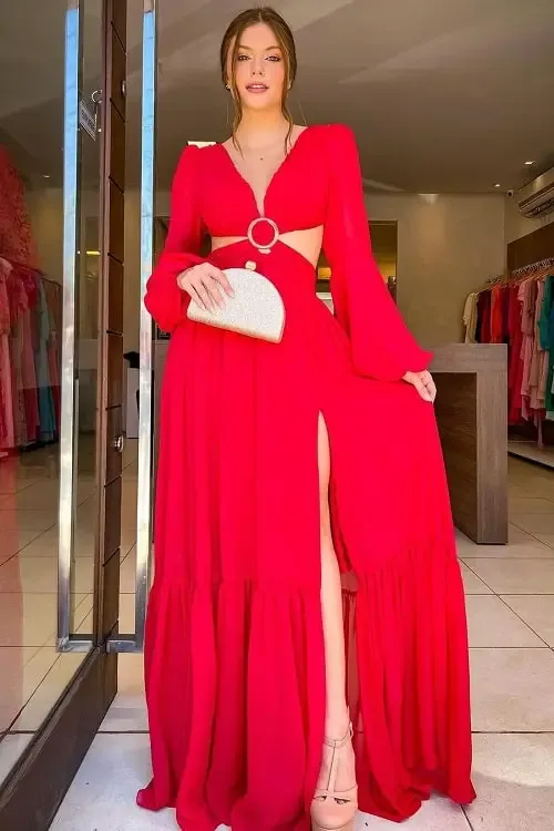 Vestido longo vermelho com bolsa clutch dourada
