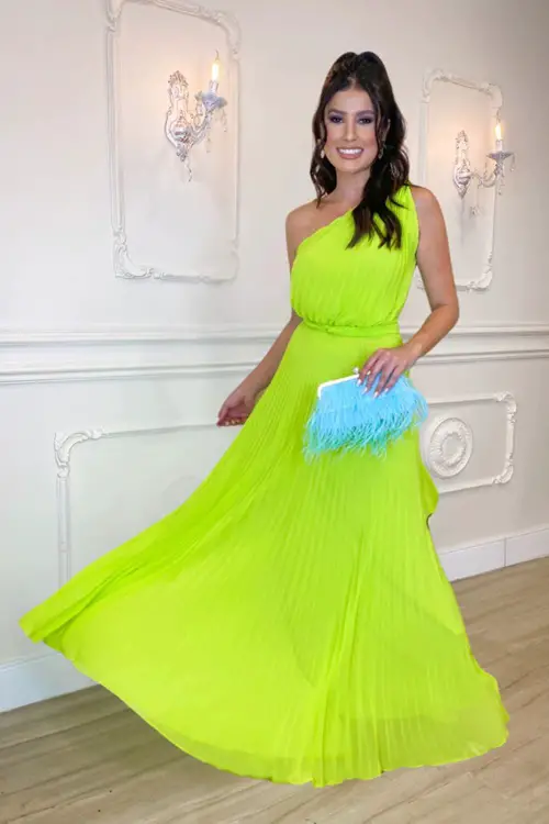 Look com vestido verde lima e clutch turquesa