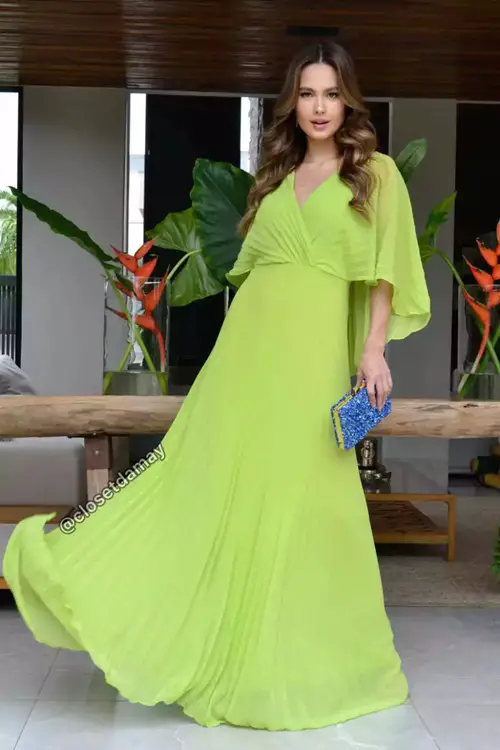 Look com vestido verde lima e clutch azul royal