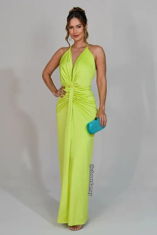 Look com vestido verde lima e clutch turquesa
