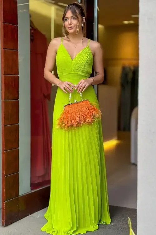 Vestido longo verde lima com clutch laranja