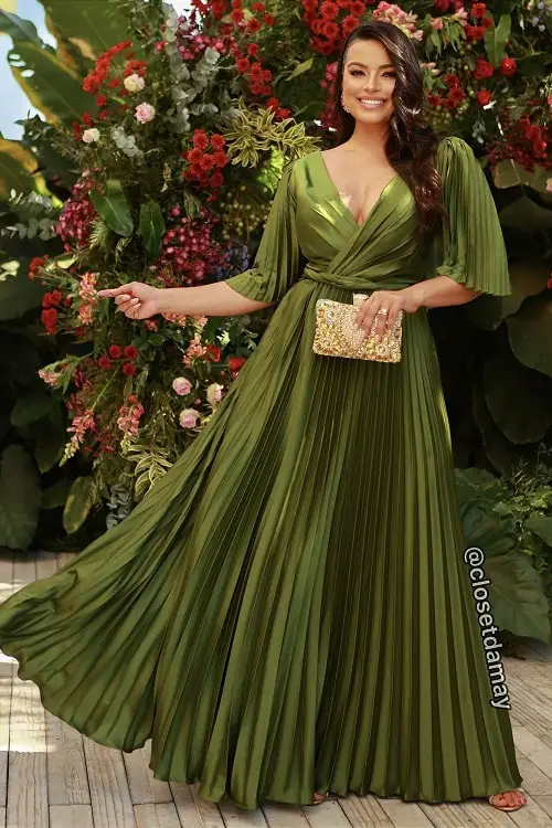 Vestido verde oliva com bolsa clutch dourada