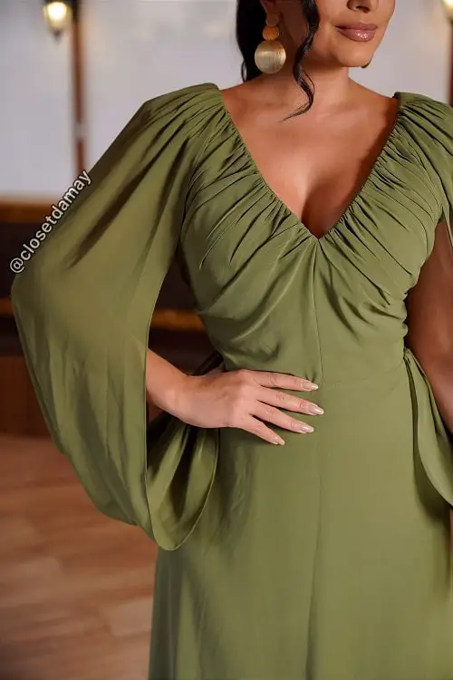 Vestido verde oliva com unhas nude
